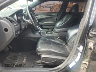 2014 Chrysler 300 S z VIN 2C3CCABG7EH272797, wystawiony jako Copart lot #54774145 z przebiegiem 139 587 mil mil oraz Szkoda całkowita • Salvage title. Historia ofert i sprzedaży dostępna na DreamBid. Obrazek 7.