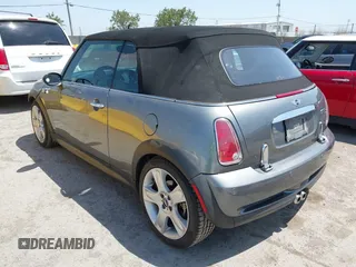2005 MINI Convertible S z VIN WMWRH33585TF85313, wystawiony jako IAAI lot #42401456 z przebiegiem 126 586 mil mil oraz . Historia ofert i sprzedaży dostępna na DreamBid. Obrazek 3.