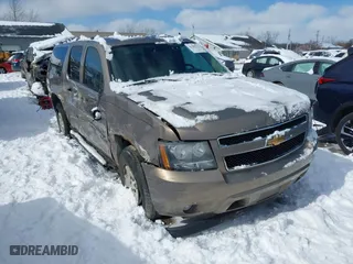 2007 Chevrolet Suburban LT with VIN 1GNFK16317R366798, listed as a IAAI auction lot 41582762 with 215,181 mi miles. Bid and sale history available at carsss.com. Image 1.