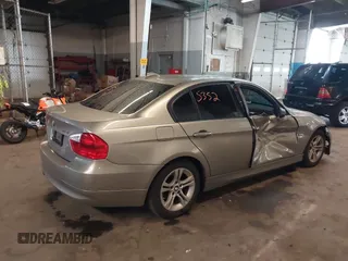 2008 BMW 3 Series 328i z VIN WBAVA37598NL44749, wystawiony jako IAAI lot #42135352 z przebiegiem 132 821 mil mil oraz . Historia ofert i sprzedaży dostępna na DreamBid. Obrazek 4.