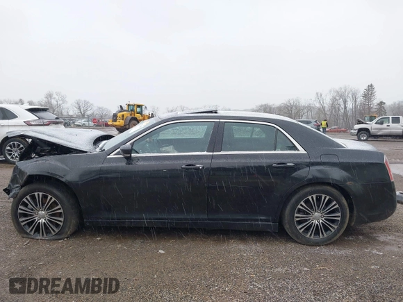 2013 Chrysler 300 S z VIN 2C3CCAGG2DH659829, wystawiony jako IAAI lot #41726809 z przebiegiem 149 908 mil mil oraz . Historia ofert i sprzedaży dostępna na DreamBid. Obrazek 15.
