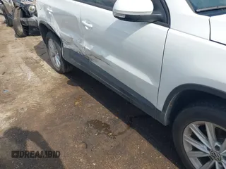 2017 Volkswagen Tiguan S z VIN WVGAV7AX2HK051022, wystawiony jako IAAI lot #42214161 z przebiegiem 87 914 mil mil oraz . Historia ofert i sprzedaży dostępna na DreamBid. Obrazek 6.