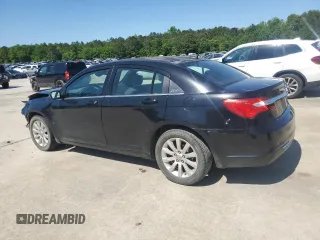 2014 Chrysler 200 Touring z VIN 1C3CCBBB2EN192454, wystawiony jako Copart lot #54772005 z przebiegiem 120 893 mil mil oraz Szkody całkowita. Historia ofert i sprzedaży dostępna na DreamBid. Obrazek 2.