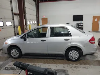 2009 Nissan Versa 1.6 z VIN 3N1CC11E89L460255, wystawiony jako IAAI lot #42161311 z przebiegiem 165 905 mil mil oraz . Historia ofert i sprzedaży dostępna na DreamBid. Obrazek 15.