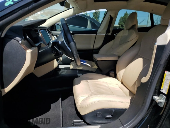 2017 Tesla Model S 100D z VIN 5YJSA1E28HF190858, wystawiony jako Copart lot #60690695 z przebiegiem 73 046 mil mil oraz Szkoda całkowita • Salvage title. Historia ofert i sprzedaży dostępna na DreamBid. Obrazek 7.