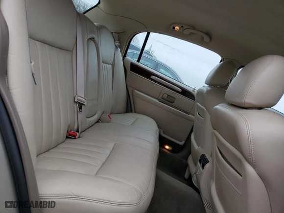 2004 Lincoln Town Car Signature with VIN 1LNHM81W74Y621103, listed as a Copart auction lot 49954035 with 83,904 mi miles and Clean Title. Bid and sale history available at carsss.com. Image 10.