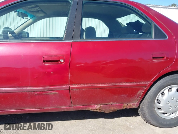 1998 Toyota Camry LE z VIN 4T1BG22K9WU367829, wystawiony jako IAAI lot #41820041 z przebiegiem 226 699 mil mil oraz . Historia ofert i sprzedaży dostępna na DreamBid. Obrazek 6.
