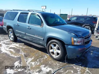2009 Chevrolet Suburban 1LT z VIN 1GNFC26069J122803, wystawiony jako IAAI lot #41618587 z przebiegiem 152 877 mil mil oraz . Historia ofert i sprzedaży dostępna na DreamBid. Obrazek 1.