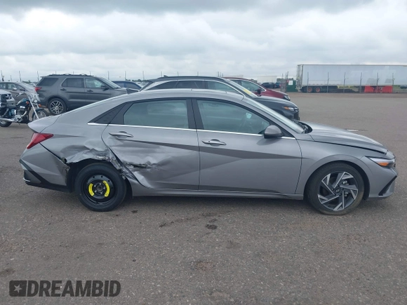 2025 Hyundai Elantra SEL Convenience z VIN KMHLS4DG4SU925278, wystawiony jako IAAI lot #42520321 z przebiegiem 13 936 mil mil oraz . Historia ofert i sprzedaży dostępna na DreamBid. Obrazek 13.