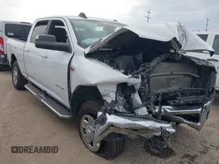 2021 Ram 2500 Big Horn z VIN 3C6UR5DJ2MG674585, wystawiony jako IAAI lot #42270394 z przebiegiem 55 587 mil mil oraz . Historia ofert i sprzedaży dostępna na DreamBid. Obrazek 1.
