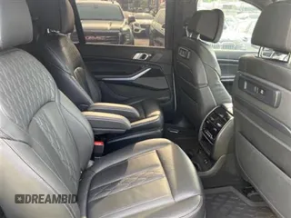 2021 BMW X7 M50i z VIN 5UXCX6C01M9D99785, wystawiony jako Copart lot #59682835 z przebiegiem 21 754 mil mil oraz Szkoda całkowita • Salvage title. Historia ofert i sprzedaży dostępna na DreamBid. Obrazek 6.