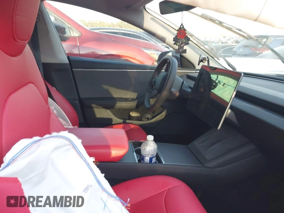 2024 Tesla Model 3 z VIN 5YJ3E1EA8RF728301, wystawiony jako IAAI lot #41865709 z przebiegiem 35 791 mil mil oraz . Historia ofert i sprzedaży dostępna na DreamBid. Obrazek 5.