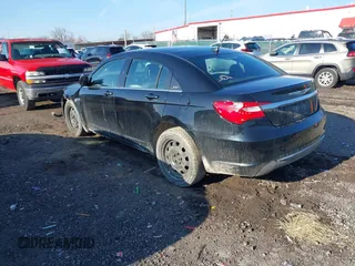 2014 Chrysler 200 LX z VIN 1C3CCBAB0EN146350, wystawiony jako IAAI lot #41527142 z przebiegiem 134 412 mil mil oraz . Historia ofert i sprzedaży dostępna na DreamBid. Obrazek 3.