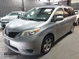 2014 Toyota Sienna LE AAS z VIN 5TDKK3DC5ES506503, wystawiony jako IAAI lot #42076671 z przebiegiem 320 016 mil mil oraz . Historia ofert i sprzedaży dostępna na DreamBid. Obrazek 21.