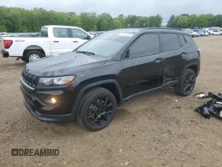 2024 Jeep Compass Latitude z VIN 3C4NJDBN4RT591517, wystawiony jako Copart lot #54611565 z przebiegiem 8 580 mil mil oraz Szkoda całkowita • Salvage title. Historia ofert i sprzedaży dostępna na DreamBid. Obrazek 1.