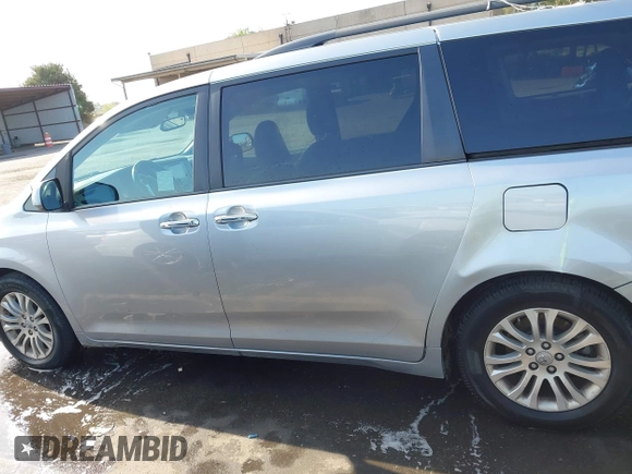 2017 Toyota Sienna XLE Auto Access Seat with VIN 5TDYZ3DC5HS831596, listed as a IAAI auction lot 42146953 with 181,807 mi miles. Bid and sale history available at carsss.com. Image 14.