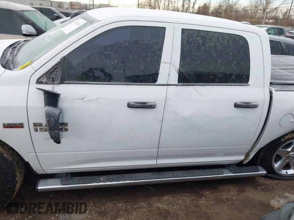 2015 Ram 1500 Express z VIN 1C6RR7KT5FS586308, wystawiony jako IAAI lot #41458063 z przebiegiem 160 492 mil mil oraz . Historia ofert i sprzedaży dostępna na DreamBid. Obrazek 14.