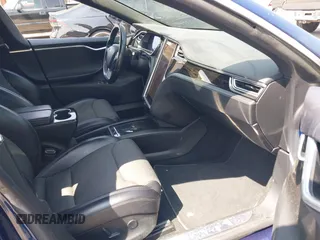 2017 Tesla Model S 100D z VIN 5YJSA1E20HF208771, wystawiony jako IAAI lot #42111317 z przebiegiem 81 919 mil mil oraz . Historia ofert i sprzedaży dostępna na DreamBid. Obrazek 5.