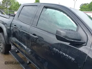 2024 Chevrolet Colorado 4WD Trail Boss z VIN 1GCPTEEK1R1247113, wystawiony jako IAAI lot #42099125 z przebiegiem Nie podano mil oraz . Historia ofert i sprzedaży dostępna na DreamBid. Obrazek 13.
