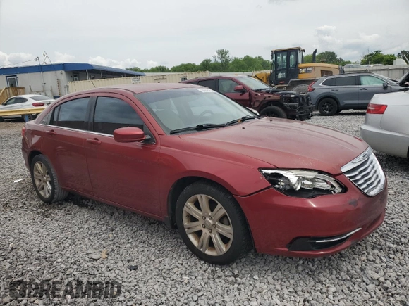 2013 Chrysler 200 Touring z VIN 1C3CCBBB4DN577755, wystawiony jako Copart lot #55904845 z przebiegiem 138 423 mil mil oraz Szkoda całkowita • Salvage title. Historia ofert i sprzedaży dostępna na DreamBid. Obrazek 4.