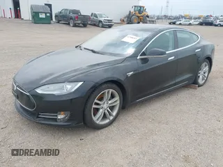 2013 Tesla Model S с VIN 5YJSA1CN1DFP08848, выставлен на аукционе IAAI как лот 42300243 с пробегом Не указан миль и . История ставок и продаж доступна на DreamBid. Изображение 18.