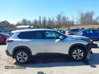 2023 Nissan Rogue SV z VIN 5N1BT3BA5PC813992, wystawiony jako IAAI lot #41737630 z przebiegiem 16 033 mil mil oraz . Historia ofert i sprzedaży dostępna na DreamBid. Obrazek 14.