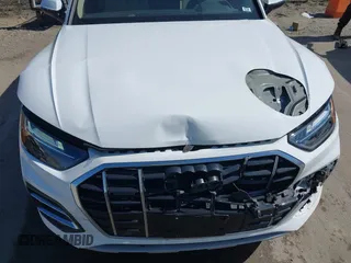2021 Audi Q5 Premium Plus with VIN WA1BAAFYXM2050143, listed as a IAAI auction lot 41724418 with 60,638 mi miles. Bid and sale history available at carsss.com. Image 6.