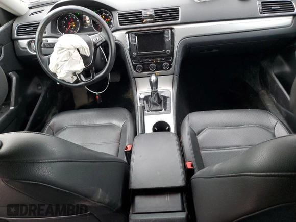 2019 Volkswagen Passat Wolfsburg Edition z VIN 1VWLA7A38KC005411, wystawiony jako Copart lot #52876005 z przebiegiem 82 144 mil mil oraz Szkoda całkowita • Salvage title. Historia ofert i sprzedaży dostępna na DreamBid. Obrazek 8.
