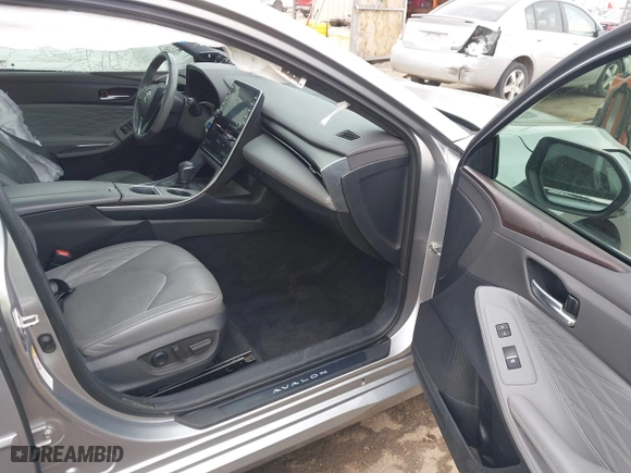 2019 Toyota Avalon Hybrid Limited with VIN 4T1B21FB2KU005306, listed as a IAAI auction lot 41586866 with 90,543 mi miles. Bid and sale history available at carsss.com. Image 5.
