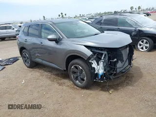 2024 Nissan Rogue SV z VIN JN8BT3BA6RW005788, wystawiony jako IAAI lot #42228429 z przebiegiem 6 097 mil mil oraz . Historia ofert i sprzedaży dostępna na DreamBid. Obrazek 1.