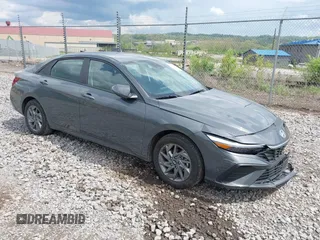 2024 Hyundai Elantra SEL z VIN KMHLM4DGXRU658961, wystawiony jako IAAI lot #42180658 z przebiegiem 5 090 mil mil oraz . Historia ofert i sprzedaży dostępna na DreamBid. Obrazek 1.