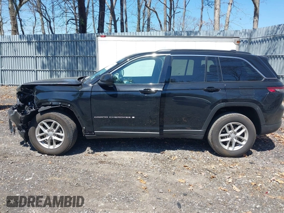 2024 Jeep Grand Cherokee Laredo z VIN 1C4RJHAGXRC252560, wystawiony jako IAAI lot #42071868 z przebiegiem 11 991 mil mil oraz . Historia ofert i sprzedaży dostępna na DreamBid. Obrazek 14.