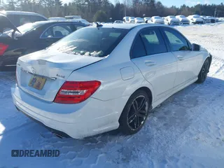2013 Mercedes-Benz C 300 Sport z VIN WDDGF8AB8DR266708, wystawiony jako IAAI lot #41602920 z przebiegiem 131 068 mil mil oraz . Historia ofert i sprzedaży dostępna na DreamBid. Obrazek 4.