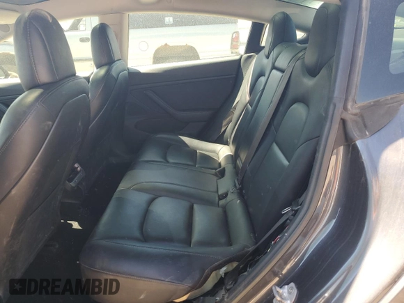 2018 Tesla Model 3 Long Range Battery z VIN 5YJ3E1EB4JF116531, wystawiony jako Copart lot #55609755 z przebiegiem 63 695 mil mil oraz Szkody całkowita. Historia ofert i sprzedaży dostępna na DreamBid. Obrazek 10.