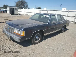 1990 Ford Crown Victoria z VIN 2FACP74F0LX139976, wystawiony jako Copart lot #75745224 z przebiegiem 63 078 mil mil oraz Tytuł czysty. Historia ofert i sprzedaży dostępna na DreamBid. Obrazek 1.