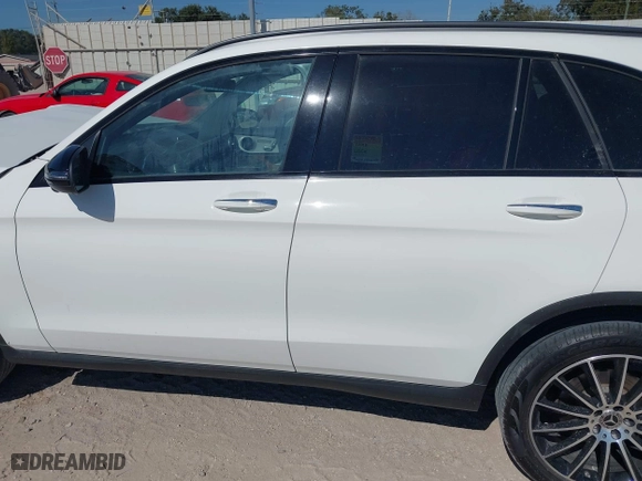 2022 Mercedes-Benz GLC with VIN W1N0G8DB8NV353854, listed as a IAAI auction lot 40655985 with 23,591 mi miles. Bid and sale history available at carsss.com. Image 14.