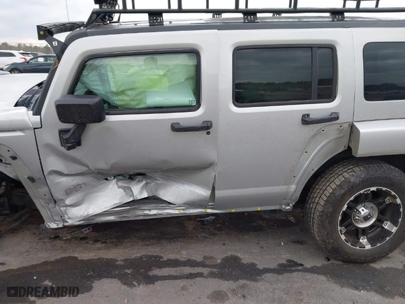 2010 Hummer H3 SUV Luxury with VIN 5GTMNJEE2A8140365, listed as a IAAI auction lot 41469571 with NaN miles. Bid and sale history available at carsss.com. Image 18.