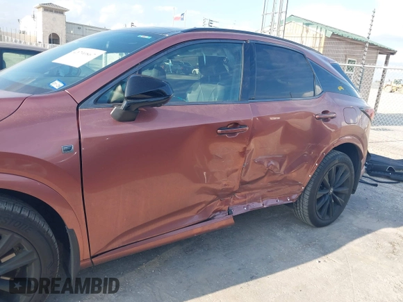 2024 Lexus RX 500h F Sport Performance z VIN 2T2BCMEA8RC014297, wystawiony jako IAAI lot #40790867 z przebiegiem 8 417 mil mil oraz . Historia ofert i sprzedaży dostępna na DreamBid. Obrazek 6.