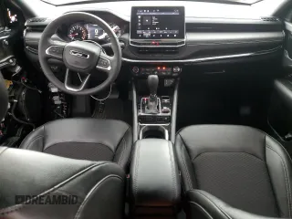 2024 Jeep Compass Latitude z VIN 3C4NJDBN4RT591517, wystawiony jako Copart lot #54611565 z przebiegiem 8 580 mil mil oraz Szkoda całkowita • Salvage title. Historia ofert i sprzedaży dostępna na DreamBid. Obrazek 8.