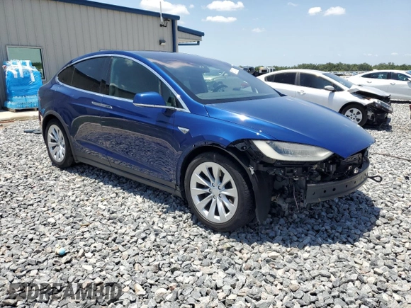 2016 Tesla Model X 70D z VIN 5YJXCAE29GF001522, wystawiony jako Copart lot #56571115 z przebiegiem 129 924 mil mil oraz Szkody całkowita. Historia ofert i sprzedaży dostępna na DreamBid. Obrazek 4.