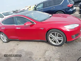 2013 Tesla Model S с VIN 5YJSA1CN9DFP09973, выставлен на аукционе IAAI как лот 41657188 с пробегом 61 546 миль миль и . История ставок и продаж доступна на DreamBid. Изображение 13.