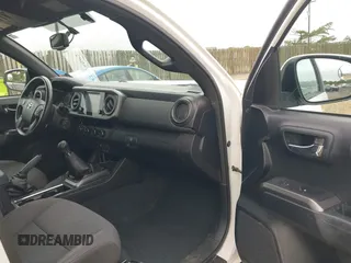 2017 Toyota Tacoma SR5 z VIN 5TFCZ5AN9HX115659, wystawiony jako IAAI lot #42375002 z przebiegiem 105 170 mil mil oraz . Historia ofert i sprzedaży dostępna na DreamBid. Obrazek 5.