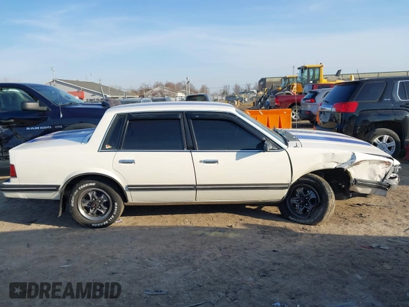 1988 Chevrolet Celebrity z VIN 1G1AW51W4J6137291, wystawiony jako IAAI lot #41777521 z przebiegiem 163 299 mil mil oraz . Historia ofert i sprzedaży dostępna na DreamBid. Obrazek 14.