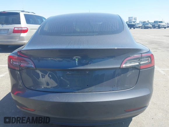 2018 Tesla Model 3 Long Range Battery z VIN 5YJ3E1EA9JF042319, wystawiony jako IAAI lot #41871931 z przebiegiem 138 837 mil mil oraz . Historia ofert i sprzedaży dostępna na DreamBid. Obrazek 17.