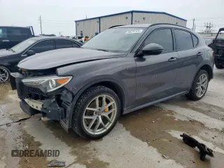 2018 Alfa Romeo Stelvio Sport z VIN ZASFAKPN4J7B72214, wystawiony jako Copart lot #56474125 z przebiegiem 135 689 mil mil oraz Szkody całkowita. Historia ofert i sprzedaży dostępna na DreamBid. Obrazek 1.