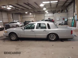 1997 Lincoln Town Car Executive z VIN 1LNLM81W0VY733723, wystawiony jako IAAI lot #41569359 z przebiegiem 104 356 mil mil oraz . Historia ofert i sprzedaży dostępna na DreamBid. Obrazek 14.