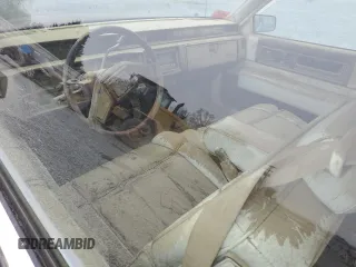 1987 Cadillac DeVille z VIN 1G6CD1181H4318101, wystawiony jako Copart lot #75354324 z przebiegiem Nie podano mil oraz Szkoda całkowita • Salvage title. Historia ofert i sprzedaży dostępna na DreamBid. Obrazek 8.