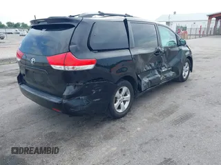 2014 Toyota Sienna LE AAS z VIN 5TDKK3DC1ES506563, wystawiony jako IAAI lot #42108481 z przebiegiem 173 831 mil mil oraz . Historia ofert i sprzedaży dostępna na DreamBid. Obrazek 4.