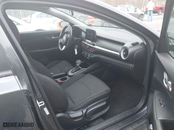 2021 Kia Forte LXS with VIN 3KPF24ADXME267687, listed as a IAAI auction lot 41811900 with 90,448 mi miles. Bid and sale history available at carsss.com. Image 5.