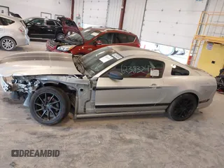 2014 Ford Mustang V6 z VIN 1ZVBP8AM3E5318738, wystawiony jako IAAI lot #42860321 z przebiegiem Nie podano mil oraz . Historia ofert i sprzedaży dostępna na DreamBid. Obrazek 14.